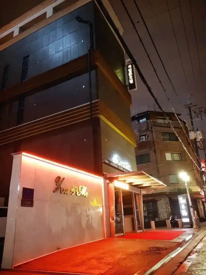 매장 입구 및 복도